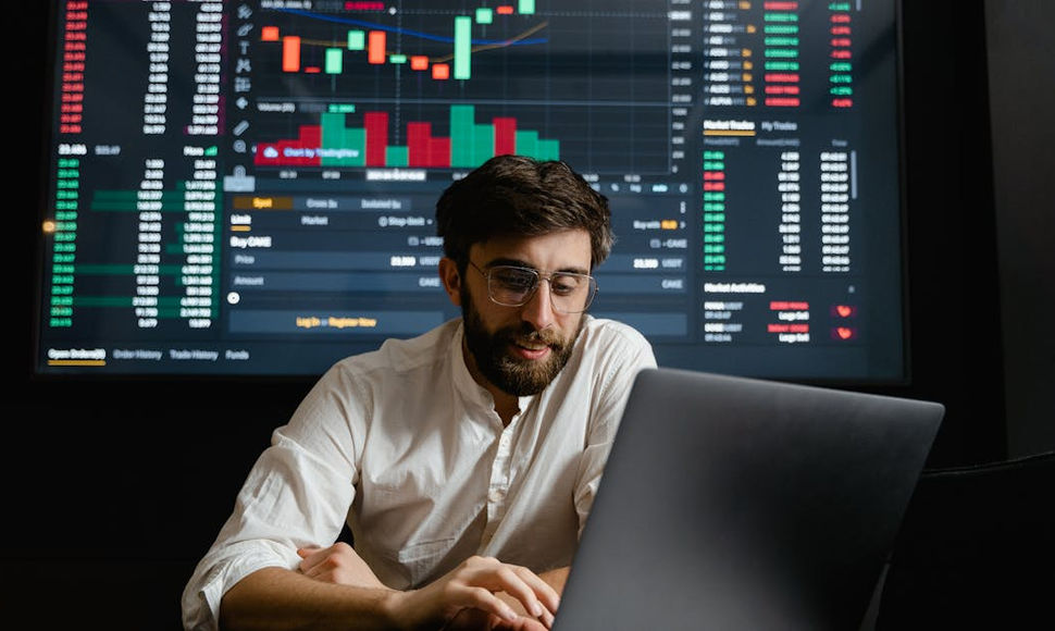 A Comprehensive Guide to Biotech ETFs: Choosing Between XBI and IBB for Your Investment Strategy